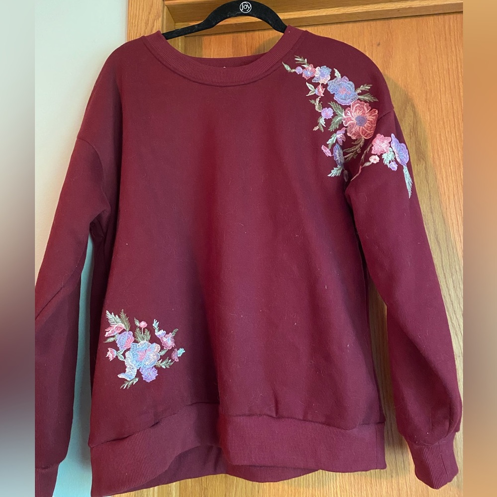 burgundy floral embroidery sweatshirt size medium